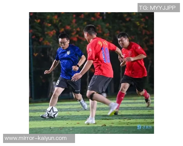 踢足球特写：在绿茵场上感受激情与梦想的碰撞与绽放